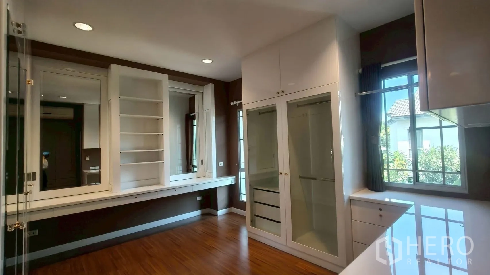 บ้าน ให้เช่าหรือขายในMueang Samut Prakan, Samut Prakan - ห้องแต่งตัวแบบวอล์กอิน บิวท์อินตู้และชั้นวาง กระจกบานใหญ่ พื้นไม้