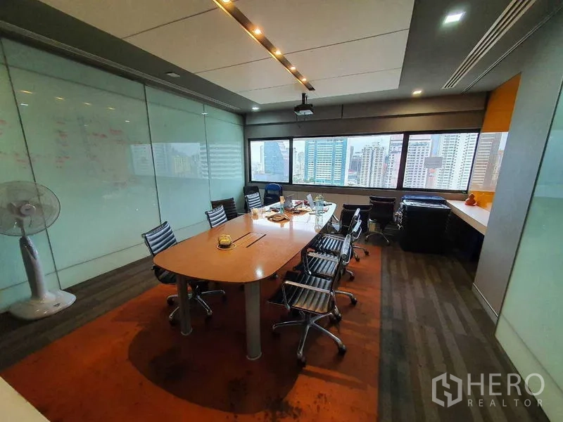 สำนักงาน ให้เช่าในWatthana, Bangkok - ห้องประชุมโต๊ะยาว เก้าอี้ล้อ โปรเจ็กเตอร์ และวิวสกายไลน์ผ่านหน้าต่างบานกว้าง