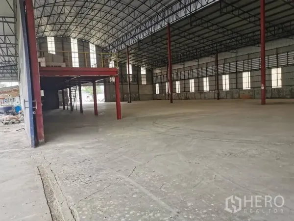 Factory for rent in Mueang Chachoengsao, Chachoengsao - Spacious production hall with arched steel roof, red columns and a mezzanine platform.