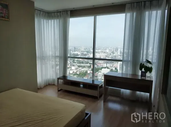 คอนโด ให้เช่าในPhaya Thai, Bangkok - มุมห้องนอนกระจกเต็มบาน เปิดรับวิวเมืองกรุงเทพแบบพาโนรามา