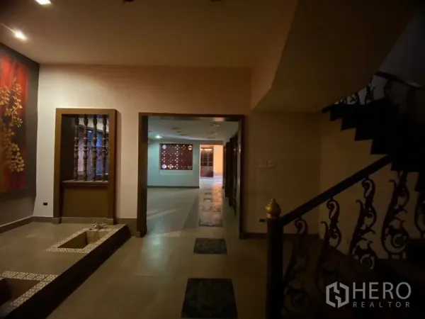 พื้นที่ขายปลีก ให้เช่าในWatthana, Bangkok - โถงทางเข้าพร้อมงานศิลป์ แสงไฟฝังฝ้า และบันไดเหล็กดัด