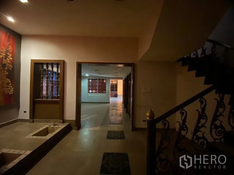 พื้นที่ขายปลีก ให้เช่าในWatthana, Bangkok - โถงทางเข้าพร้อมงานศิลป์ แสงไฟฝังฝ้า และบันไดเหล็กดัด