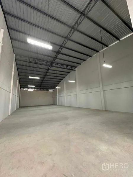 คลังสินค้า ให้เช่าในMueang Samut Sakhon, Samut Sakhon - พื้นที่โกดังกว้าง เพดานสูง โคมไฟแขวนเหนือพื้นคอนกรีต