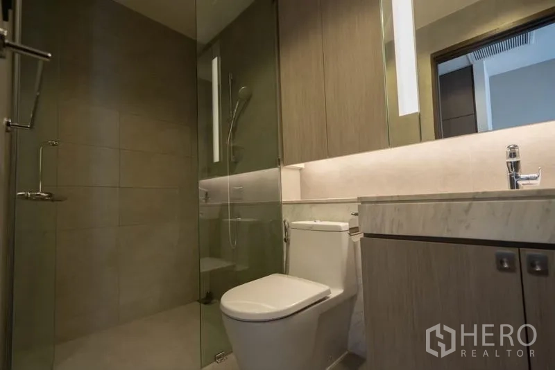 คอนโด ให้เช่าในKhlong Toei, Bangkok - ห้องน้ำพร้อมฝักบัวกระจก กระจกไฟ และตู้บิวท์อิน