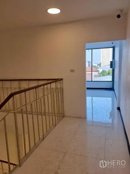 อาคารพาณิชย์ ขายในWatthana, Bangkok - โถงชั้นบนพื้นกระเบื้องสีขาว พร้อมทางเข้าห้องสว่างวิวเมือง ในอาคารพาณิชย์ย่านทองหล่อ