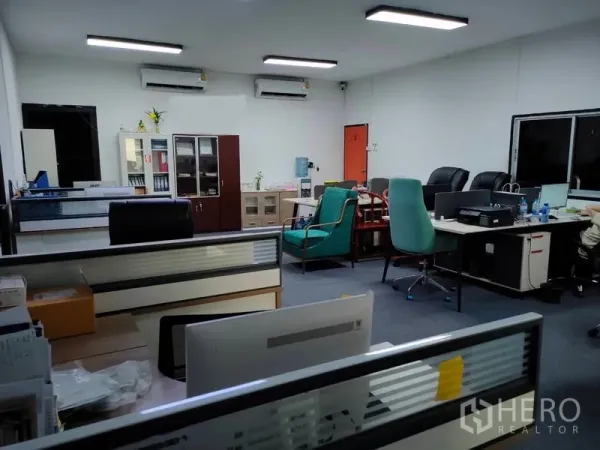 คลังสินค้า ให้เช่าในBang Kapi, Bangkok - ออฟฟิศภายในโกดัง ติดแอร์ หลายโต๊ะทำงาน ตู้เก็บเอกสาร และหน้าต่างบานใหญ่.