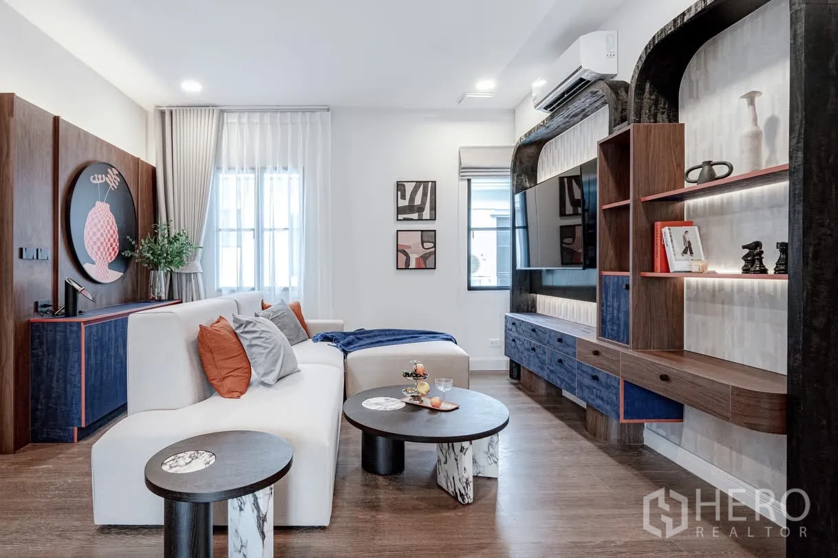 บ้านเดี่ยว for rent in Saphan Sung, Bangkok - ห้องพักผ่อน ครบด้วยโซฟาสีขาว โต๊ะกลางทรงกลม และชั้นทีวีบิลต์อิน
