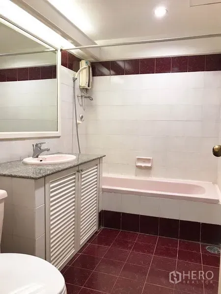 คอนโด ให้เช่าหรือขายในWatthana, Bangkok - ห้องน้ำกระเบื้องขาวแดง อ่างอาบน้ำพร้อมเครื่องทำน้ำอุ่น และอ่างล้างหน้าท็อปหินแกรนิต