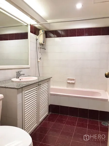 คอนโด ให้เช่าหรือขายในWatthana, Bangkok - ห้องน้ำกระเบื้องขาวแดง อ่างอาบน้ำพร้อมเครื่องทำน้ำอุ่น และอ่างล้างหน้าท็อปหินแกรนิต