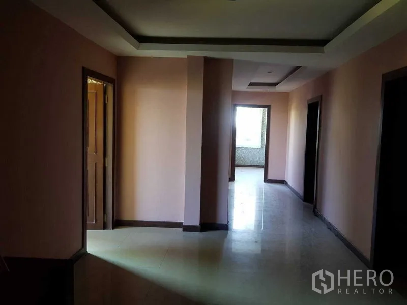 สำนักงาน ให้เช่าในPhra Khanong, Bangkok - โถงทางเดินเชื่อมห้องทำงานส่วนตัว พร้อมประตูไม้และฝ้าซ่อนไฟ