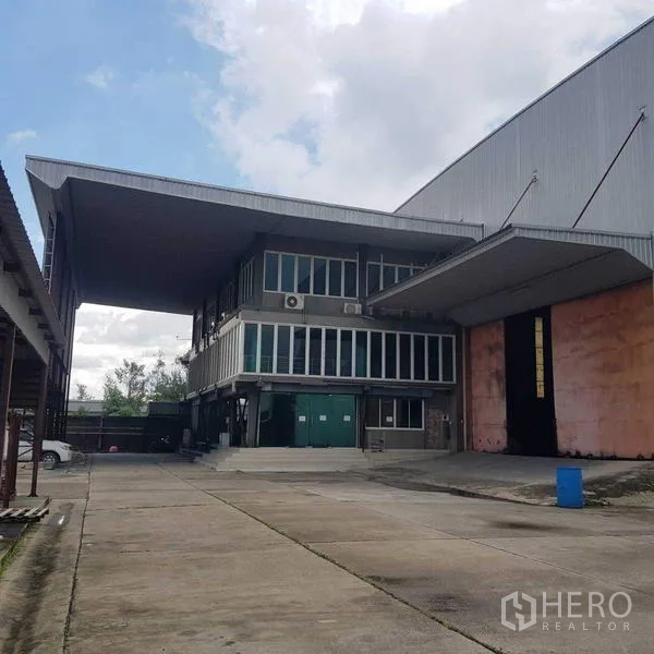 Home Office for sale in Khlong Luang, Pathum Thani - Modern industrial home office with cantilever loading bay and wide concrete yard in Khlong Luang.