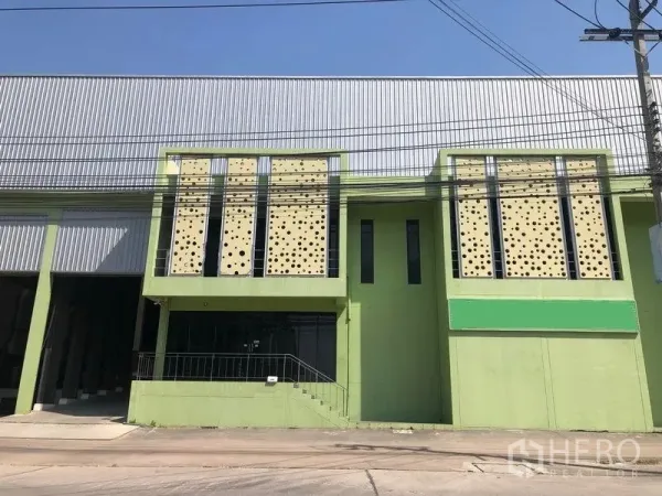 โรงงาน ขายในBang Phli, Samut Prakan - อาคารสำนักงานหน้าโรงงาน หน้ากากตกแต่งรูพรุน พร้อมบันไดและกระจก เชื่อมต่อโกดังเพดานสูง ใต้ท้องฟ้าโปร่ง