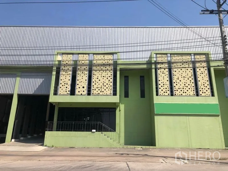 โรงงาน ขายในBang Phli, Samut Prakan - อาคารสำนักงานหน้าโรงงาน หน้ากากตกแต่งรูพรุน พร้อมบันไดและกระจก เชื่อมต่อโกดังเพดานสูง ใต้ท้องฟ้าโปร่ง