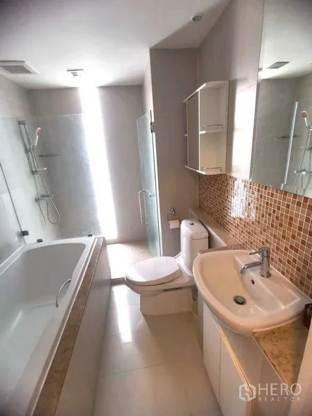 คอนโด ให้เช่าในWatthana, Bangkok - ห้องน้ำสมัยใหม่พร้อมอ่างอาบน้ำ ฝักบัวกระจก อ่างล้างหน้า และกระเบื้องโมเสก