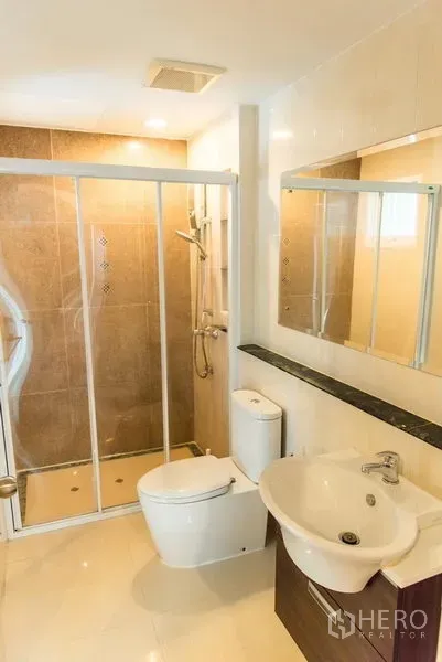 ทาวน์เฮาส์ ขายในWang Thonglang, Bangkok - ห้องน้ำทันสมัยพร้อมตู้กระจกกั้นอาบน้ำ อ่างล้างหน้าและโถสุขภัณฑ์