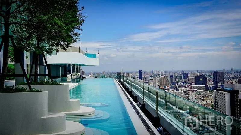 Condominium for sale in Ratchathewi, Bangkok - Rooftop infinity pool with glass railing overlooking the Bangkok skyline.
