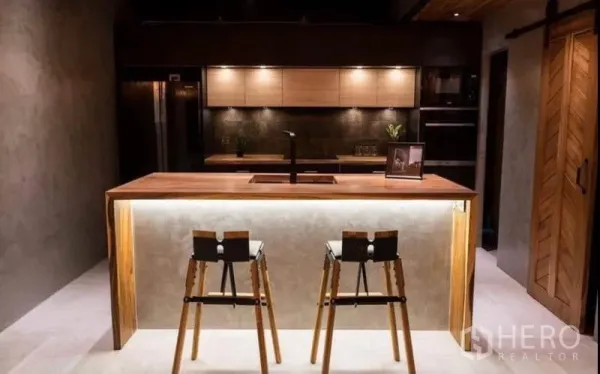 ทาวน์เฮาส์ ให้เช่าในKhlong Toei, Bangkok - ห้องครัวดีไซน์พร้อมไอส์แลนด์ เรืองแสงใต้เคาน์เตอร์ ไม้ท็อป และสตูลบาร์สองตัว