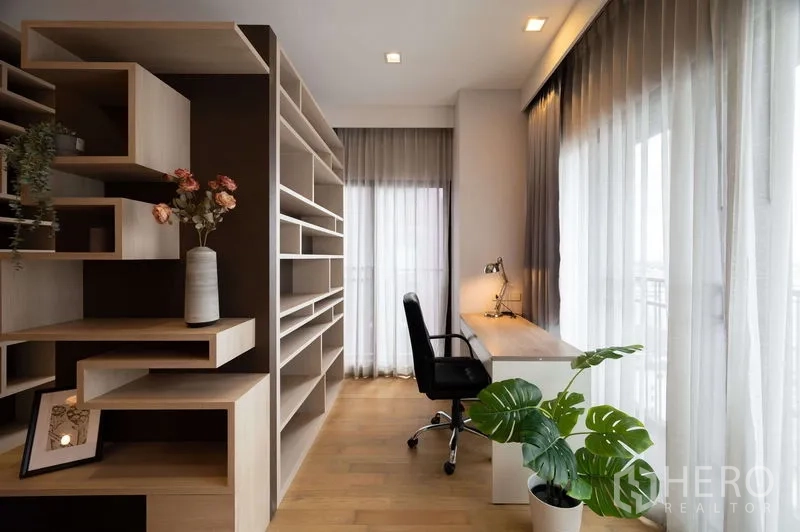 คอนโด ขายในWatthana, Bangkok - มุมทำงานสว่างด้วยกระจกเต็มบาน โต๊ะทำงานบิวท์อินยาว เก้าอี้ และชั้นโชว์ตกแต่ง