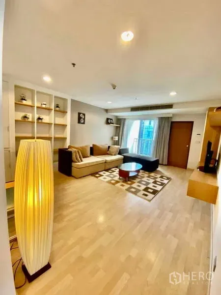 คอนโด ให้เช่าหรือขายในWatthana, Bangkok - มุมนั่งเล่นพร้อมโซฟา L ชั้นโชว์ของ และทางออกสู่ระเบียง