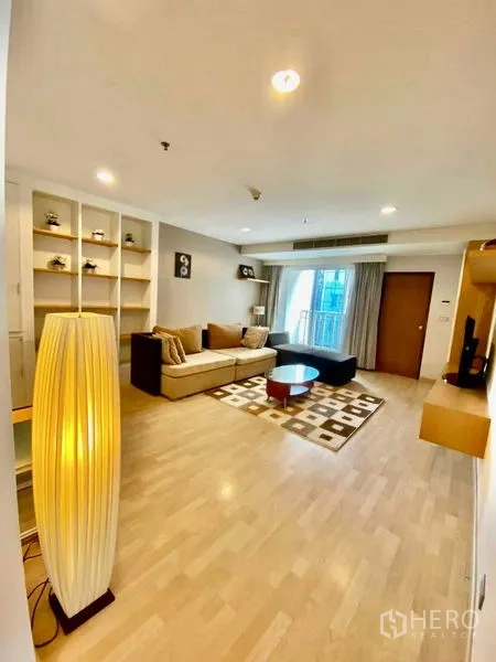 คอนโด ให้เช่าหรือขายในWatthana, Bangkok - มุมนั่งเล่นพร้อมโซฟา L ชั้นโชว์ของ และทางออกสู่ระเบียง