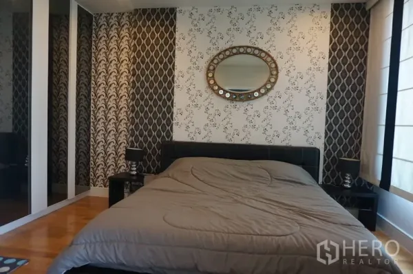 公寓 出售在Khlong Toei, Bangkok - 卧室带图案墙纸、椭圆镜与推拉镜柜，1居室公寓，曼谷空堤区。