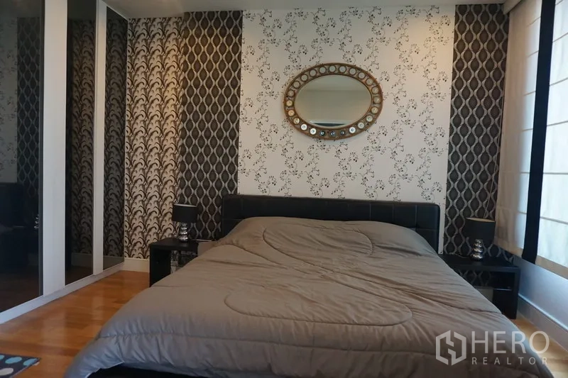 公寓 出售在Khlong Toei, Bangkok - 卧室带图案墙纸、椭圆镜与推拉镜柜，1居室公寓，曼谷空堤区。