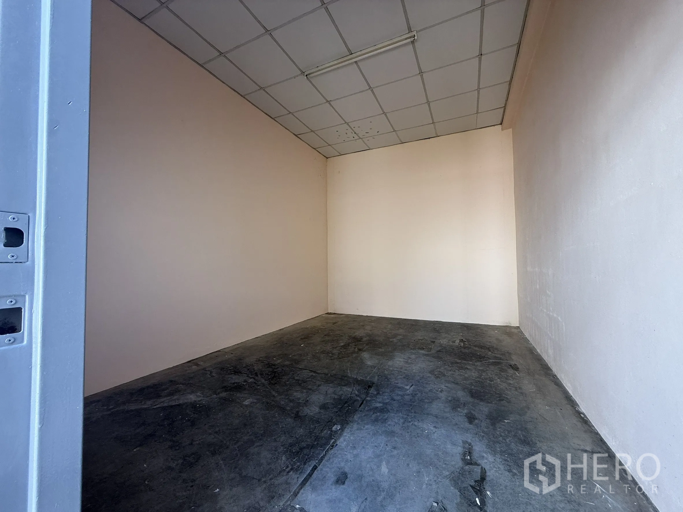Warehouse for rent or sale in Bang Bo, Samut Prakan - Small maid or utility room with concrete floor and light fixture.