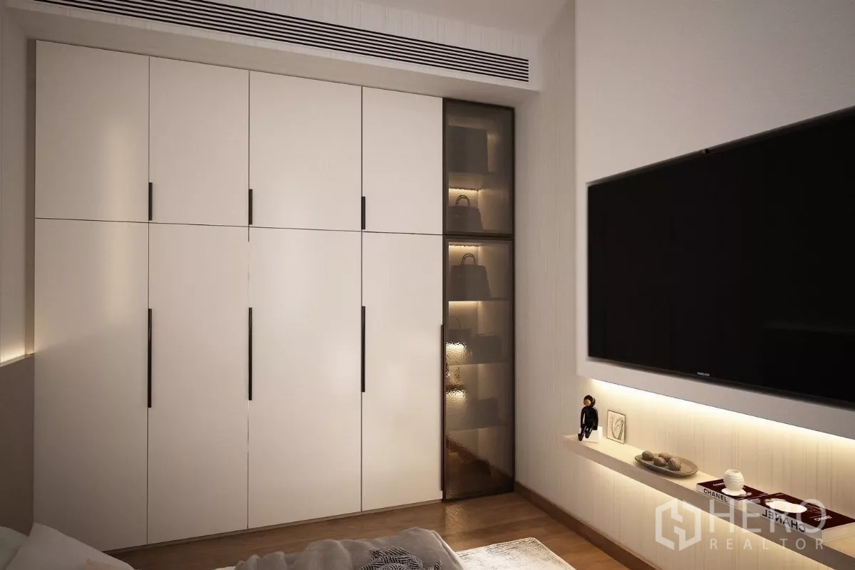 บ้าน ให้เช่าหรือขายในPrawet, Bangkok - ผนังทีวีพร้อมชั้นลอยและไฟเส้น ในห้องนอน