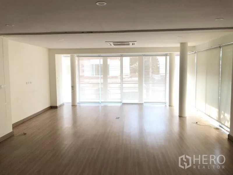 สำนักงานที่บ้าน ให้เช่าในWang Thonglang, Bangkok - ชั้นออฟฟิศรับแสงเต็มที่ ด้วยกระจกเต็มบาน ม่านบังแสง และพื้นไม้