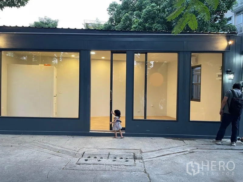 พื้นที่ขายปลีก ให้เช่าในKhlong Toei, Bangkok - มุมใกล้ของพื้นที่ค้าปลีกหน้ากระจกพร้อมประตูบานเลื่อน ภายในโปร่งสว่าง ในซอยเมืองใกล้รถไฟฟ้า