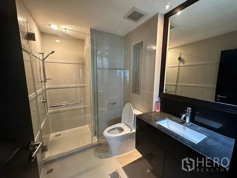 公寓 出租在Sathon, Bangkok - 第二浴室，玻璃淋浴间、马桶与台上盆