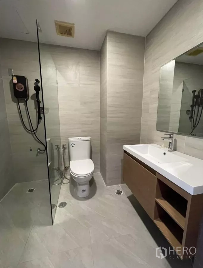 公寓 出租在Sathon, Bangkok - 现代浴室，玻璃隔断淋浴、盥洗台与马桶