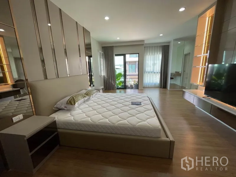 บ้าน ให้เช่าในPrawet, Bangkok - ห้องนอนหลักกว้างขวาง มีตู้บิลท์อินและประตูออกระเบียง