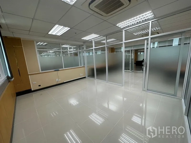 办公空间 出租在Suan Luang, Bangkok - 空置独立办公室，整面磨砂玻璃推拉门与侧窗采光充足。