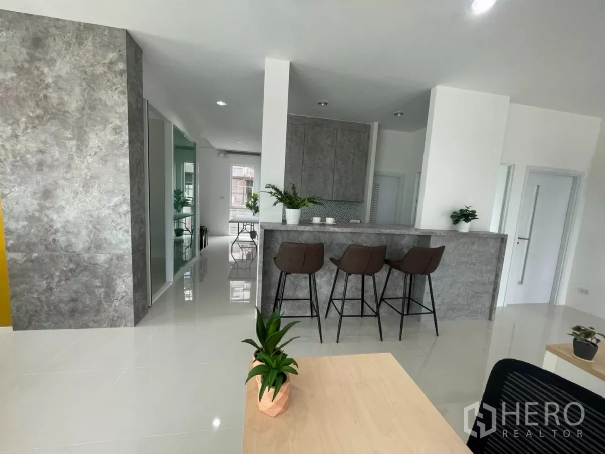 คลังสินค้า ขายในLam Luk Ka, Pathum Thani - ภายในออฟฟิศทันสมัย เคาน์เตอร์บาร์ เก้าอี้สูง และพื้นกระเบื้องเงา