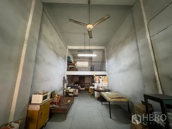 อาคารพาณิชย์ ขายในPhra Khanong, Bangkok - โถงชั้นล่างลึก เพดานสูง มีชั้นลอยและพัดลมเพดาน เหมาะค้าขาย