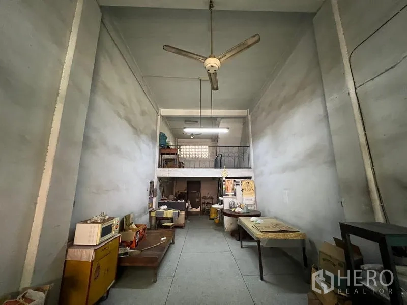 อาคารพาณิชย์ ขายในPhra Khanong, Bangkok - โถงชั้นล่างลึก เพดานสูง มีชั้นลอยและพัดลมเพดาน เหมาะค้าขาย