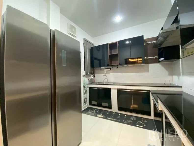 บ้าน ให้เช่าในPrawet, Bangkok - ครัวไทยแยกต่างหาก ตู้เย็นสแตนเลสคู่ เครื่องดูดควัน และตู้เก็บของ