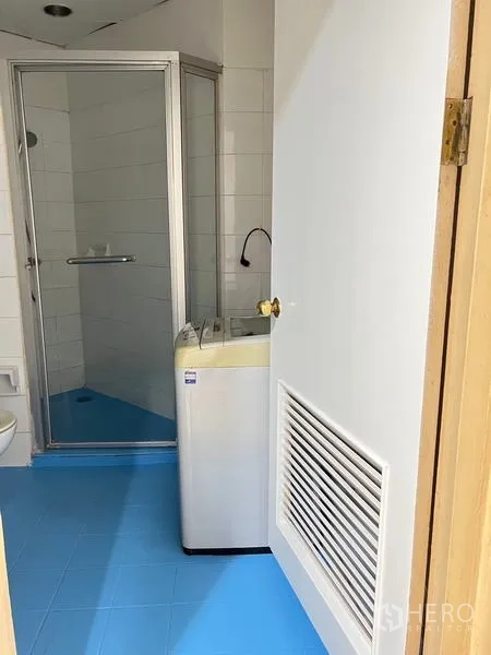 Condominium for rent in Ratchathewi, Bangkok - Resident lounge with seating area and decorative display shelving.