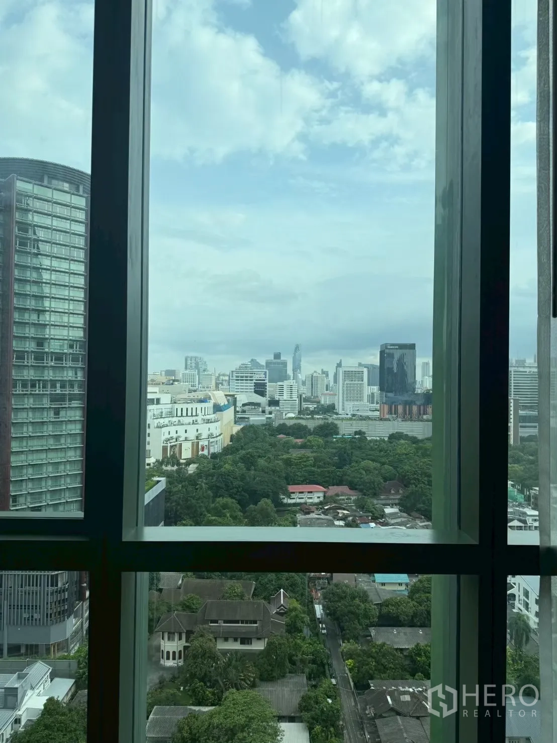 คอนโด for rent in Ratchathewi, Bangkok - สกายไลน์กรุงเทพฯ มองผ่านกรอบหน้าต่างคอนโดในวันที่เมฆมาก