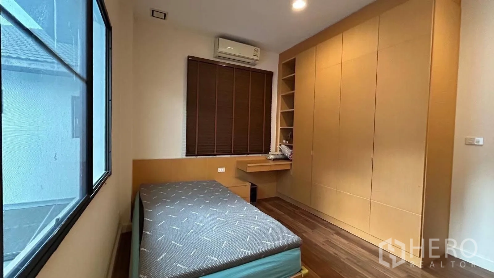 บ้านเดี่ยว for rent in Prawet, Bangkok - ห้องนอนขนาดกะทัดรัด เตียงเดี่ยว ตู้เสื้อผ้าบิวท์อิน หน้าต่าง และแอร์