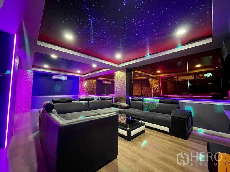 店屋 出租在Lat Phrao, Bangkok - LED灯光私享会客厅，黑色沙发与星空天花。