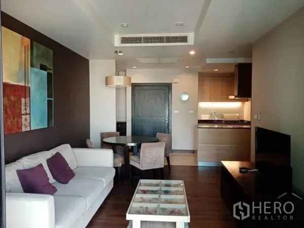 公寓 出租在Sathon, Bangkok - 开放式客餐厅与厨房相连，木地板与筒灯照明。