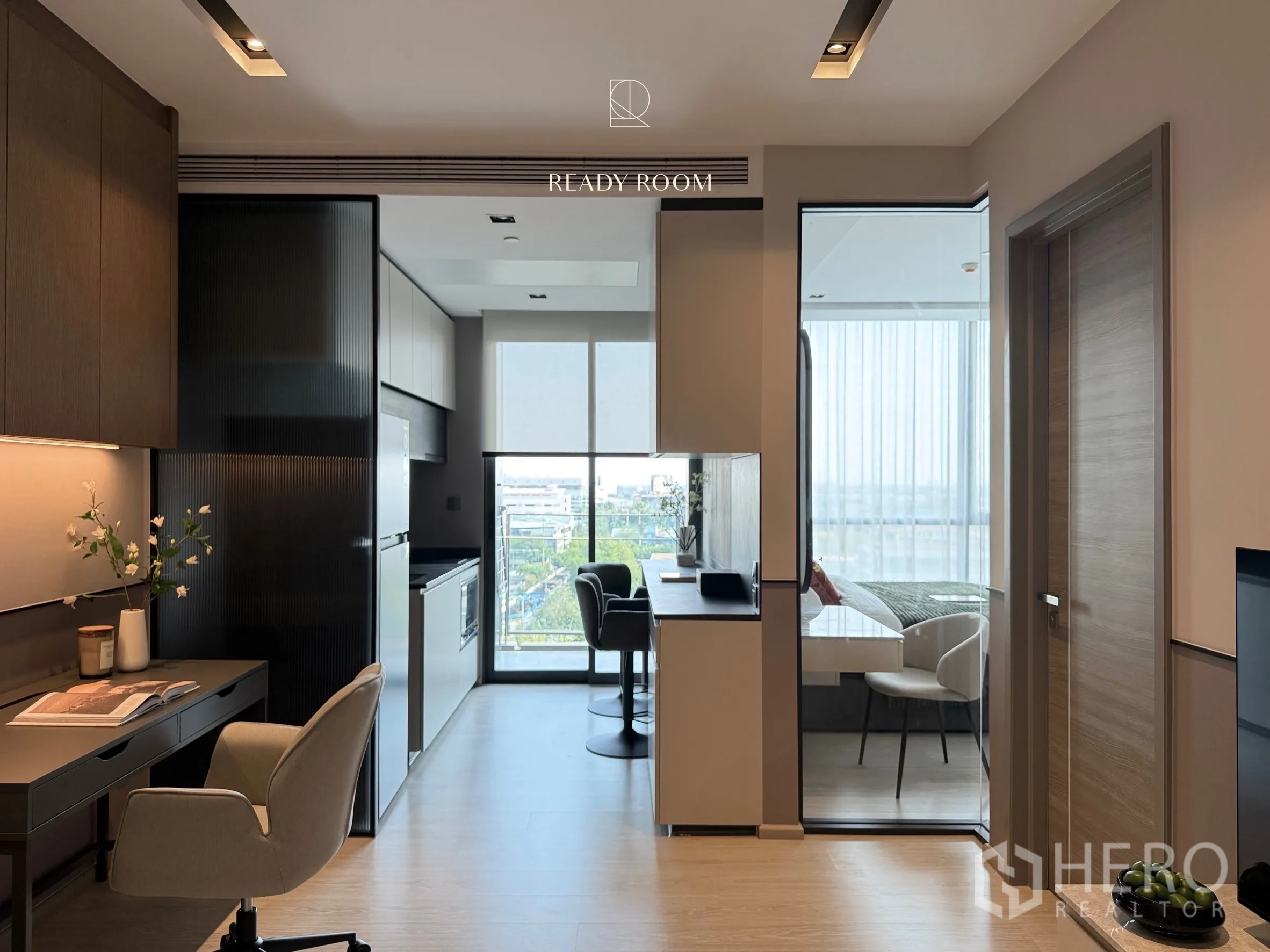 คอนโด for rent in Khlong Toei, Bangkok - โถงครัวเชื่อมต่อระเบียง มีเคาน์เตอร์ทำงานและผนังกระจกห้องนอน.
