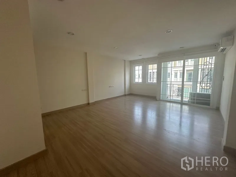 带办公室的家 出租在Bang Na, Bangkok - 宽敞房间角度，推拉门通向小阳台，三扇窗采光。