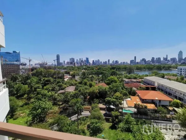 คอนโด ให้เช่าในKhlong Toei, Bangkok - วิวระเบียงชั้นสูง เห็นสกายไลน์กรุงเทพและทะเลสาบสวนเบญจกิติท่ามกลางต้นไม้