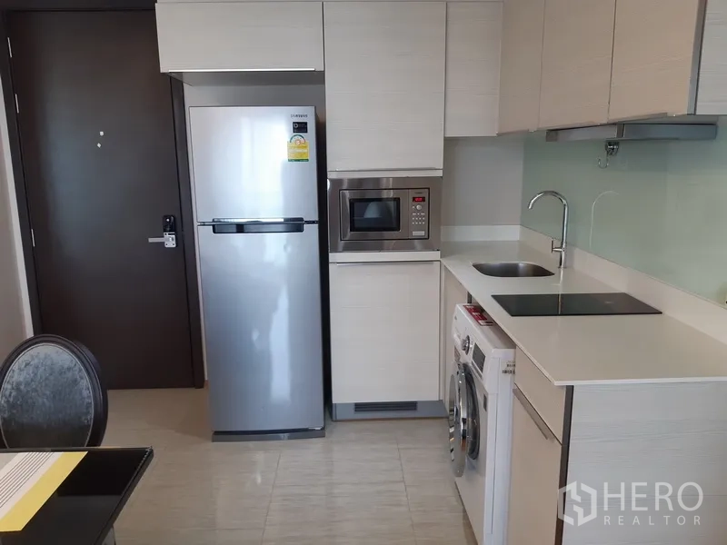 คอนโด ให้เช่าในWatthana, Bangkok - ครัวโทนอ่อนพร้อมตู้เย็นสแตนเลส ไมโครเวฟบิลท์อิน และท็อปสีขาว