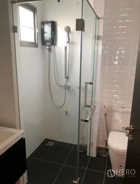 บ้าน ให้เช่าในLat Krabang, Bangkok - ห้องน้ำพร้อมตู้กระจกอาบน้ำและโถสุขภัณฑ์