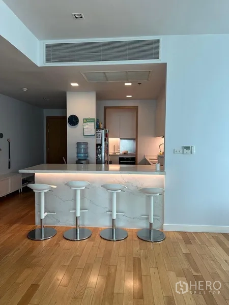 คอนโด ให้เช่าในKhlong Toei, Bangkok - ครัวสมัยใหม่พร้อมเคาน์เตอร์บาร์หินอ่อนและสตูลสี่ตัว