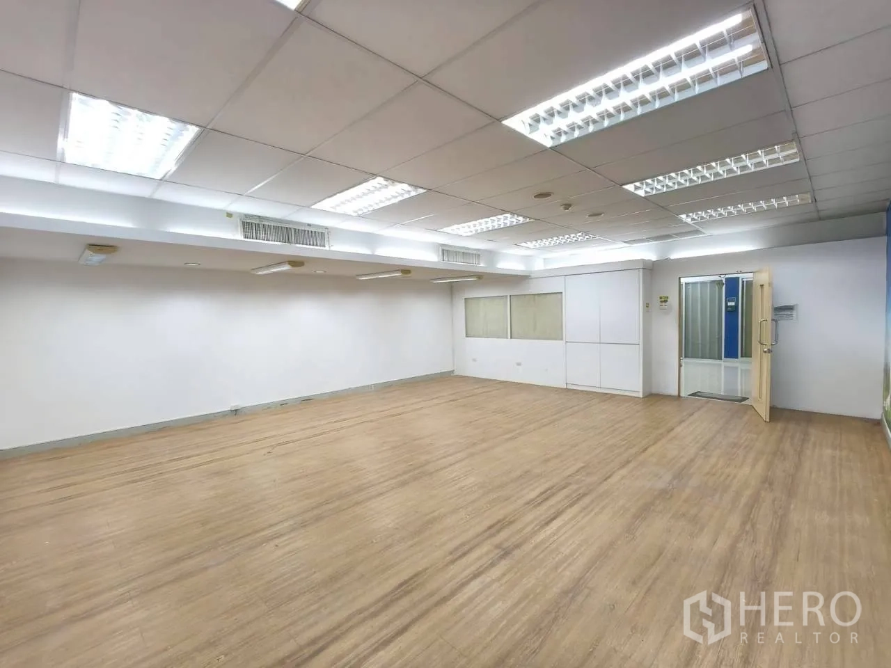 ออฟฟิศ for rent in Chatuchak, Bangkok - สำนักงานแบบเปิดโล่ง พื้นลายไม้ เพดานฝ้าพร้อมไฟฟลูออเรสเซนต์.